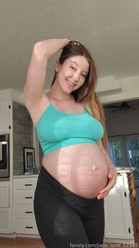 Was I hot with a pregnant belly?

#pregnant #pregnancy #preggo #mommy #mommymilkers #fyp #milf #braless #nobra #bigbelly 