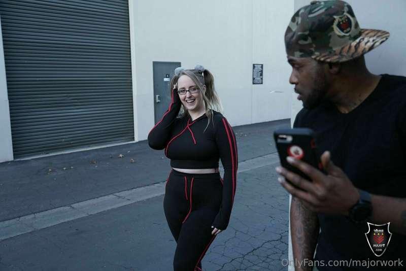 PUBLIC BLOWJOB SCENE! 🚨 I saw @officialandiray jogging by lo..
