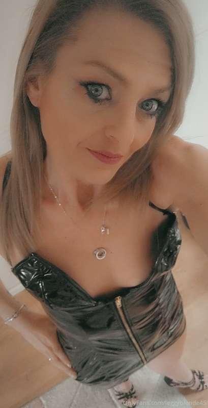 leggyblonde45 image #0