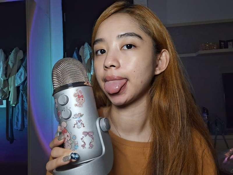 New mic licking video is uploaded!