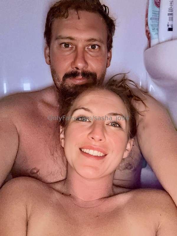 Relaxing bath with the hubby 😪 🥰 