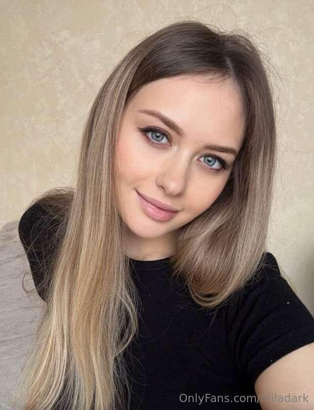 Just a friendly Ukrainian girl ➡️ 💋 @nnut_ella spreading lov..