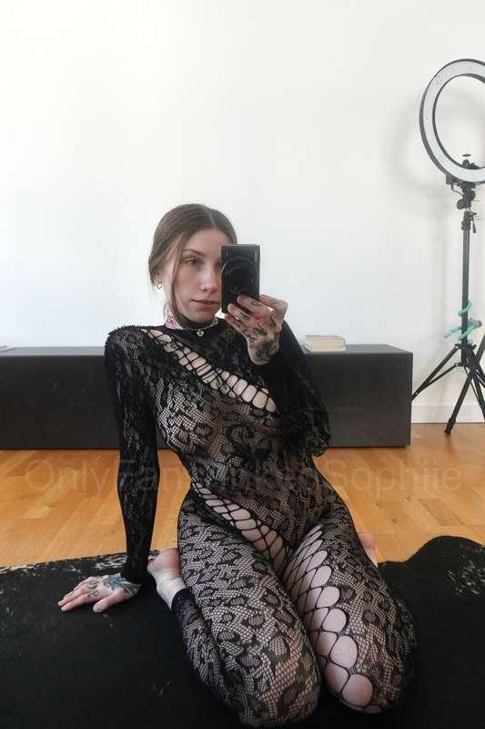 Abonniere @inkedsophiie für Nudes direkt im Feed + gratis Se..