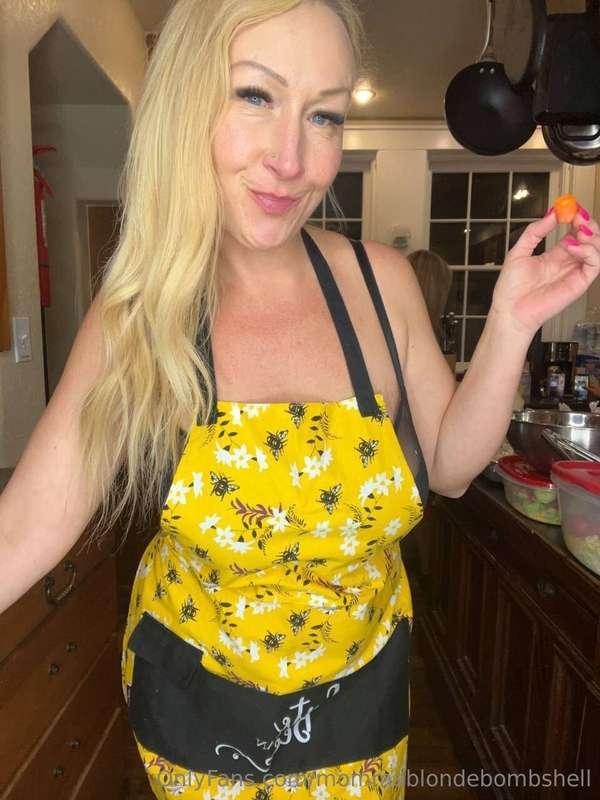 Mommas in the kitchen wanna snack🤤💦