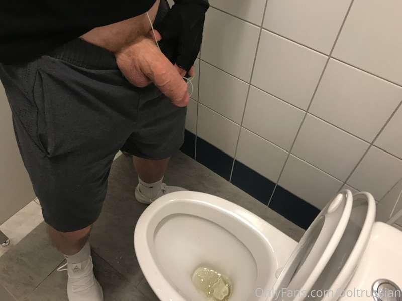 After gym) time to go to the to*let 🍆💦