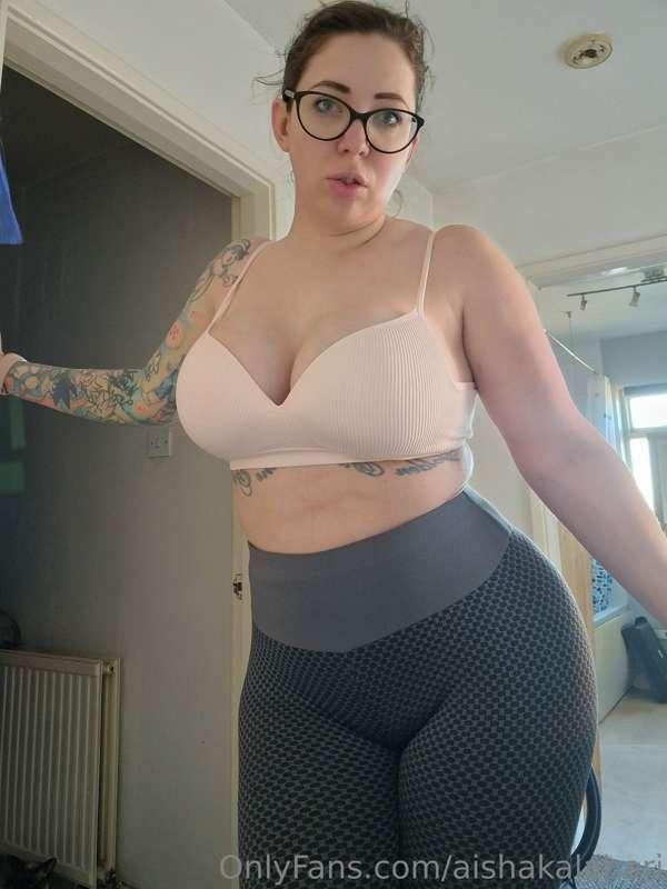 Doesn't Mistress look so hot wearing gym clothes 🥵😈 you love..