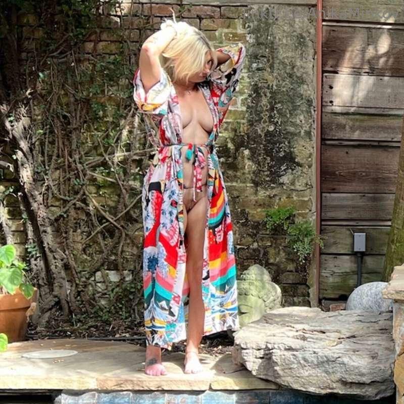 I love a good kimono.. and skinny dipping 🖤