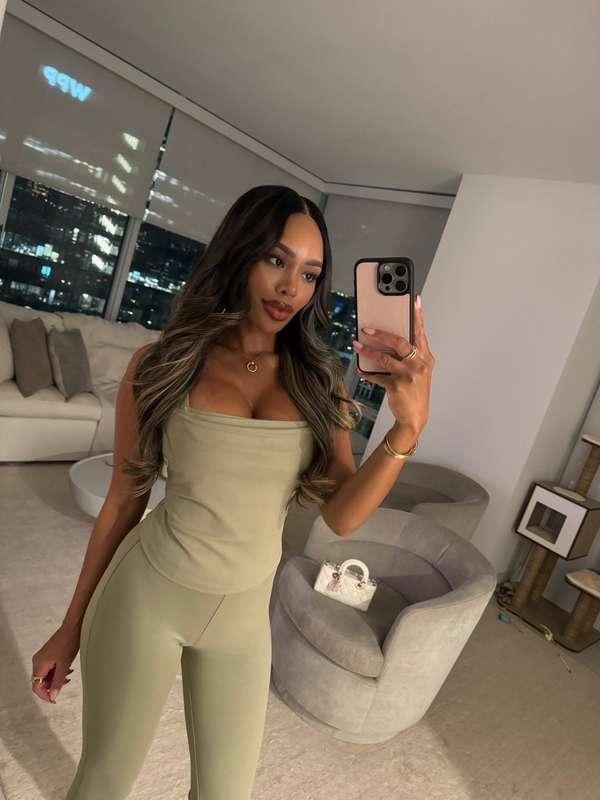 Do we like this color on me? 💚