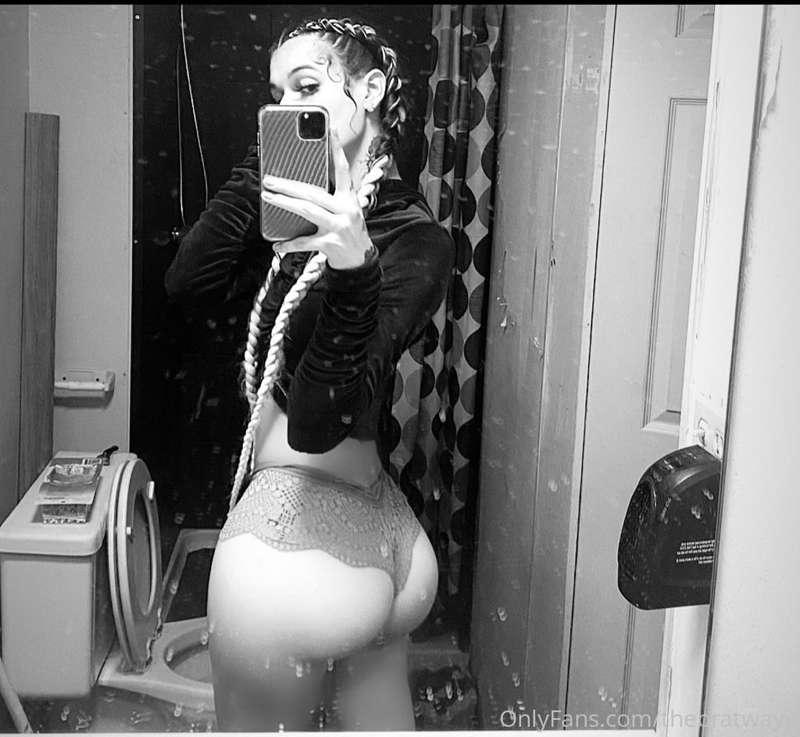 Back in black & white—hmmm what's next?🍑