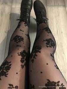 Like my pretty tights? 💓