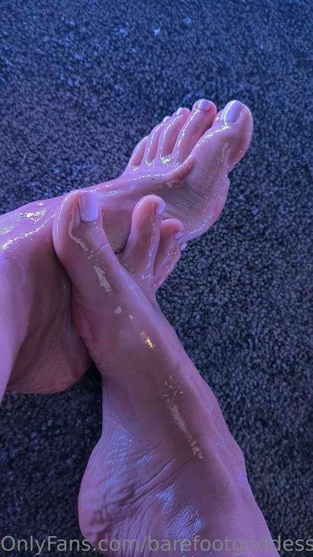 Oily arched feet , enjoy your Friday 😋