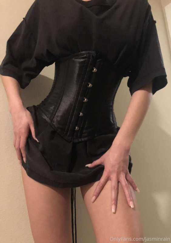 My new sexy little corset 🖤