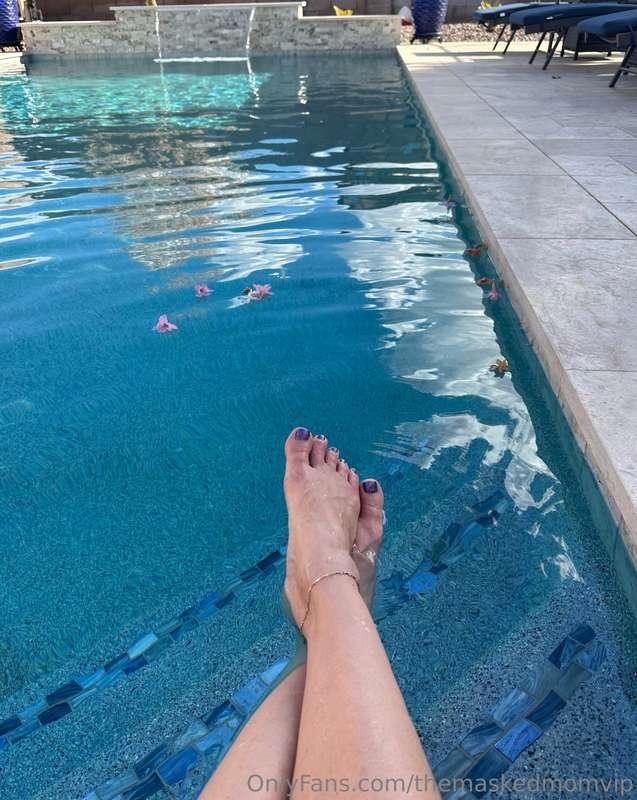 👙🦶😉