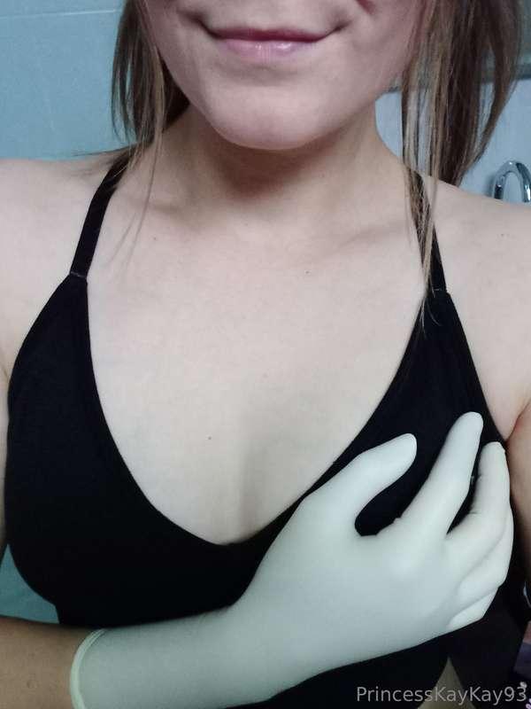 First a gloved boob squeeze, then a small morning run 😇