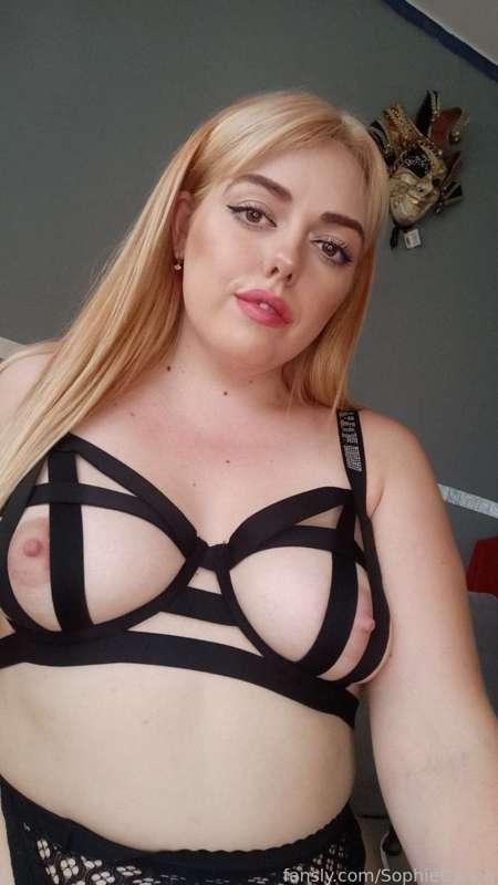 Hey.... My name is Goddess Sophie and I really want to have some sexy roleplay with you.. subscribe to me for free today using this code and I will give you a free dick rating :p 
#sexting #fyp #tits #boobs
fans.ly/subscriptions/giftcode/NDg0OTg3OTQ4MzY2ODM1NzEyOjE6MTo1ZjliMGNhNmZi