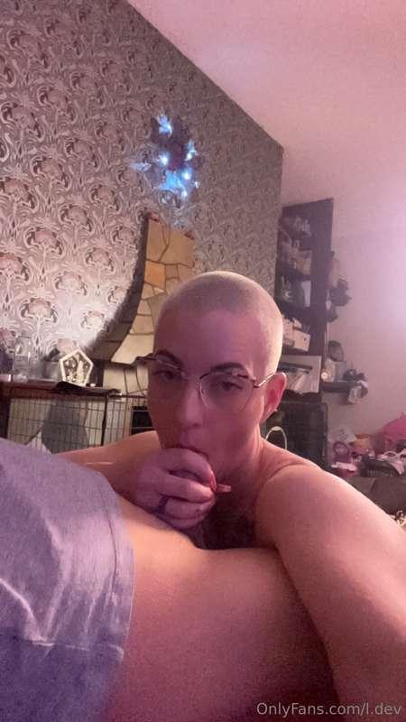 Selfie view? Hi do you think I make @erskinez cock look is s..