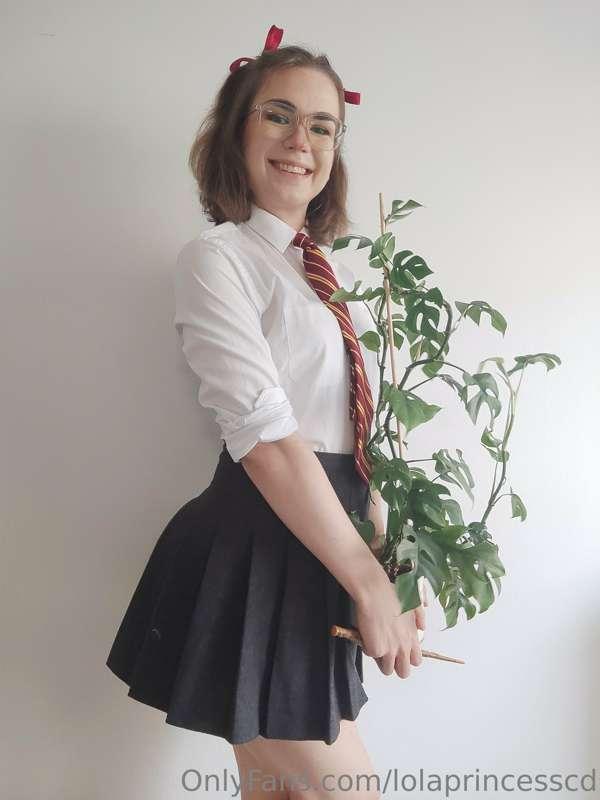 A gryffindor girl ready for her herbology lesson 🌱