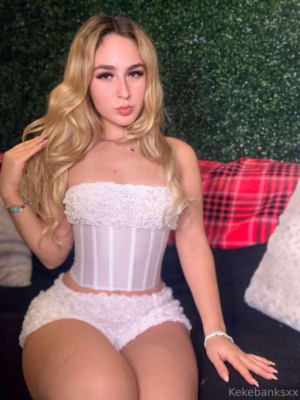 I only take custom requests from my DMs 😘
