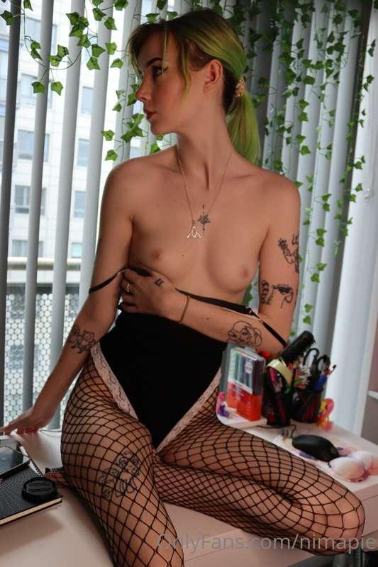 feeling brave taking these pics with my blinds wide open 🤩💚 ..