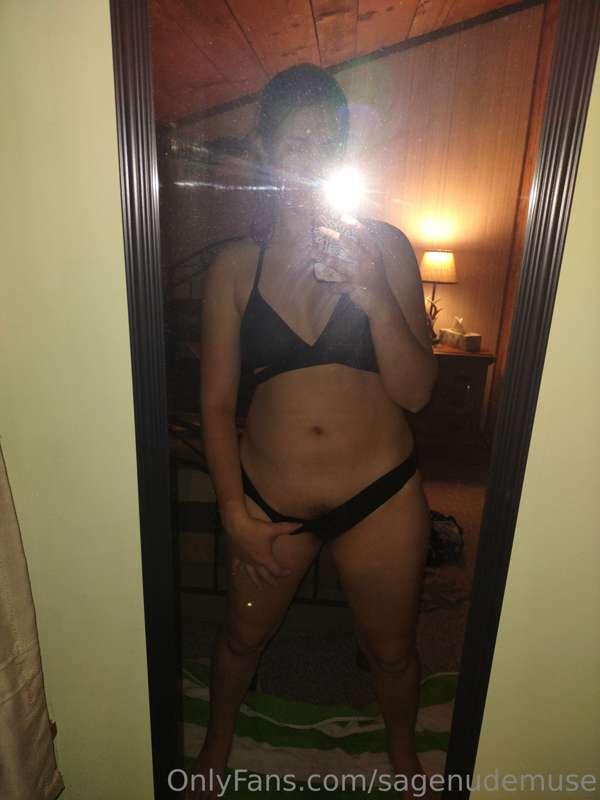 This swim suit top is tied behind the neck and back 😏