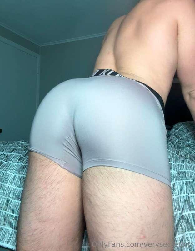 Morning stretch. but make it booty first 😘