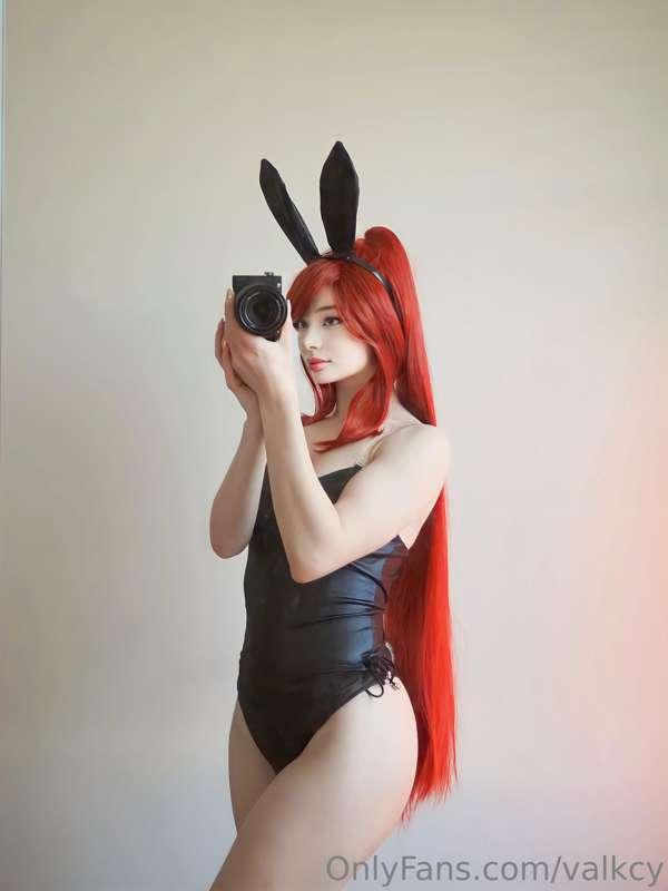 hop on over to my dms and let bunny erza show you her magica..