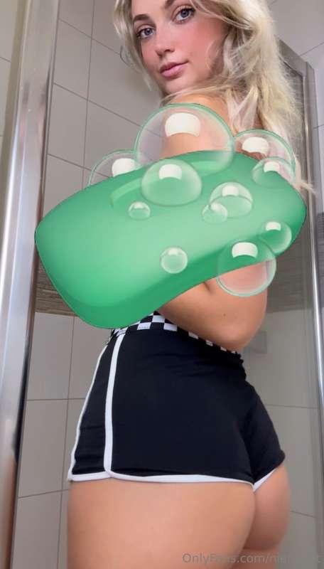 My VIPs get to see my most exclusive shower set today 😳 Here..