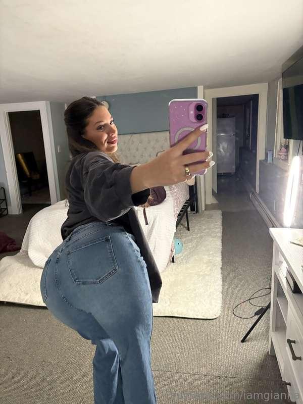 undress me and spread my cheeks 🍑🥵