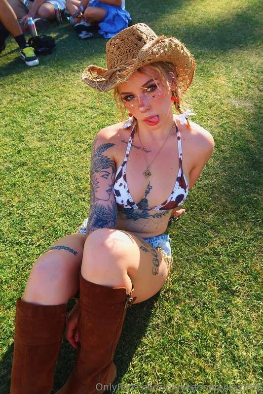This cowgirl knows how to ride... and I don’t mean horses 😈