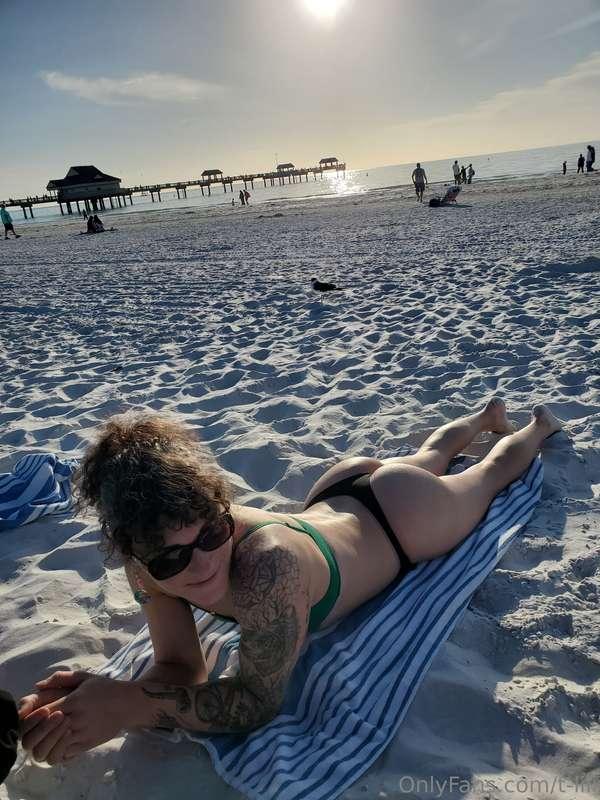 Who can come and rub some sunscreen on my ass? 😏