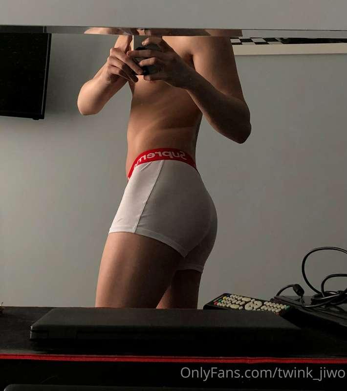That white boxers make's my ass look so tight sexy 😍 I can b..
