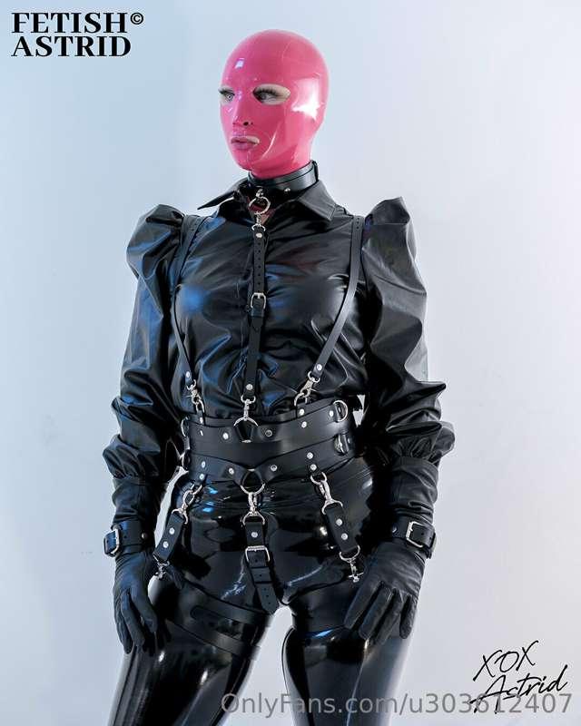 This outfit is one of my favorites, all black and so shiny ✨..