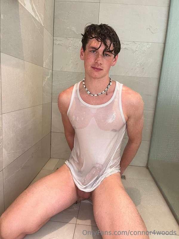 anyone wanna take a shower w me😊