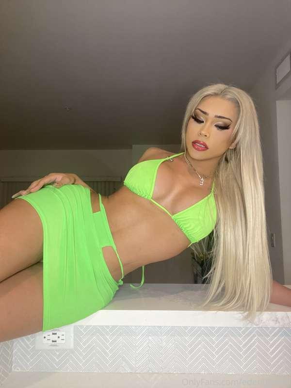 Bet you wanna squeeze these juicy 🍒 too 🤭 Slide in my DMs an..