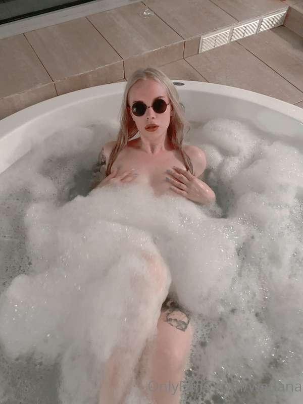 What about taking bath with me ? 💦💦💦
DM for hot and wet vide..