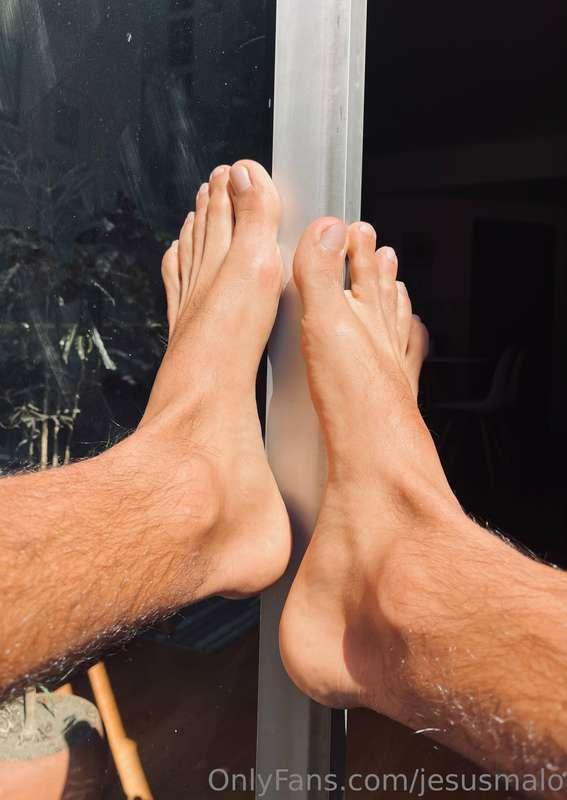 Mis pies están tomando el sol! 🔥