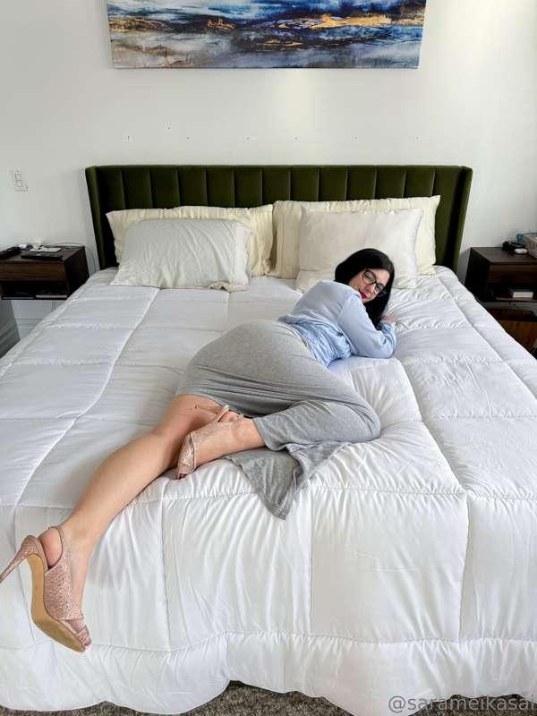 wanna join me in my bed? we could do something fun.. ❤️💗