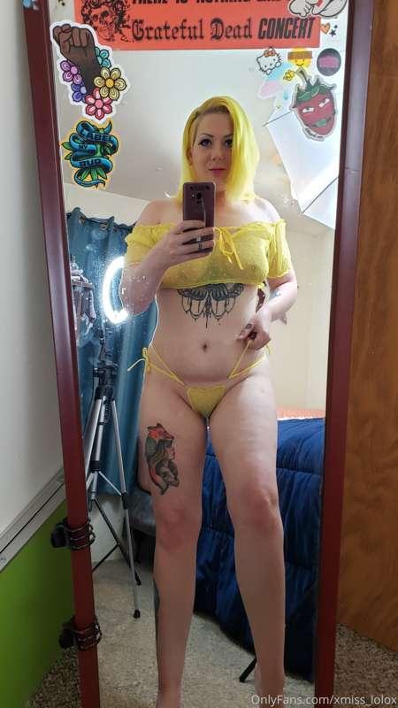 Yellow is a good color on me, dontcha think? 🍯 @misslolo
