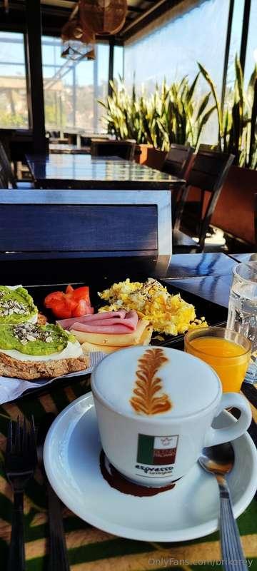 😎🌞Breakfast at the lake today☕🧋🍳🍞🥑🍅