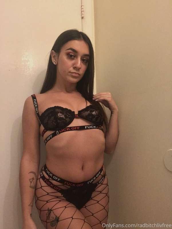 Fuck off 🥰 or fuck me… 😉 Isn’t this outfit sexy as hell? 😍