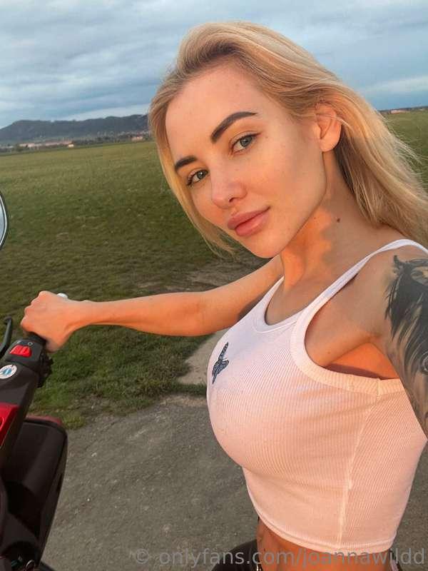 Do you like girls on scooters? 😎