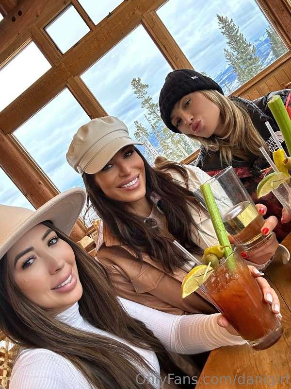Some Thirsty Thursday fun with these beauties 💋🥂 @tatibrazil..