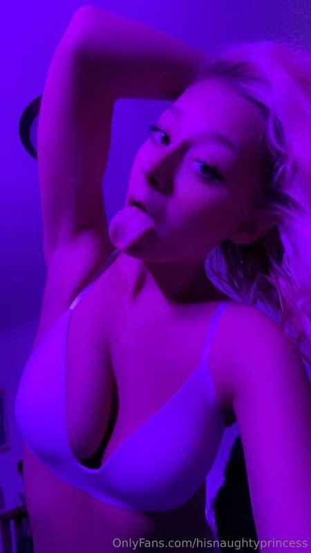 Who needs a bra when I have your hands 😌🤏🏼