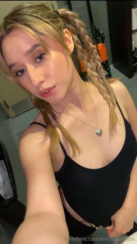 Do you guys like my hair tonight? 🖤🖤🖤