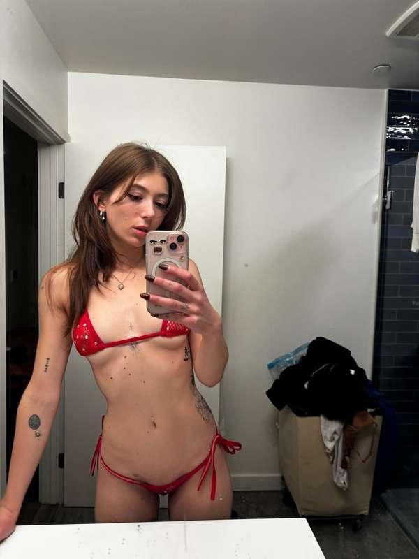 I wanna playyyyy dm me rn i bet i can make ur cock hard <333..