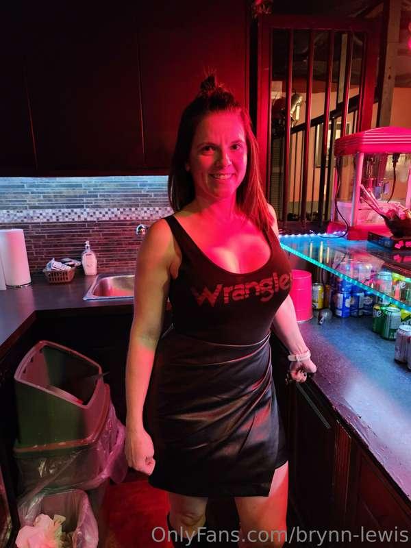 Ever see a bartender you'd wanna bend over, right there at t..