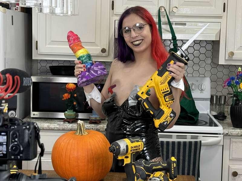 OKAY PUMPKIN CARVING STREAM IS LIVE 🎃

https://fansly.com/live/HalfnHalf_Madam

#fyp #live #cringe