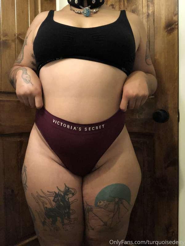 Is your favorite color maroon? 💋
Just some silly bathroom se..