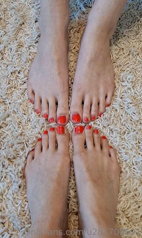 👣👣🩷🩷
