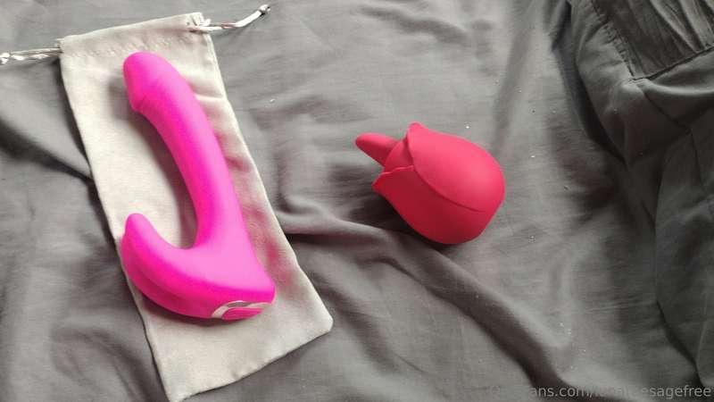 Which one do you wanna see me use today? Pink or Red